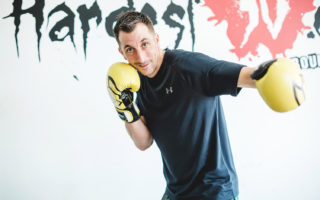 Oli Hardest 30 high intensiv training instructor with boxing cloves
