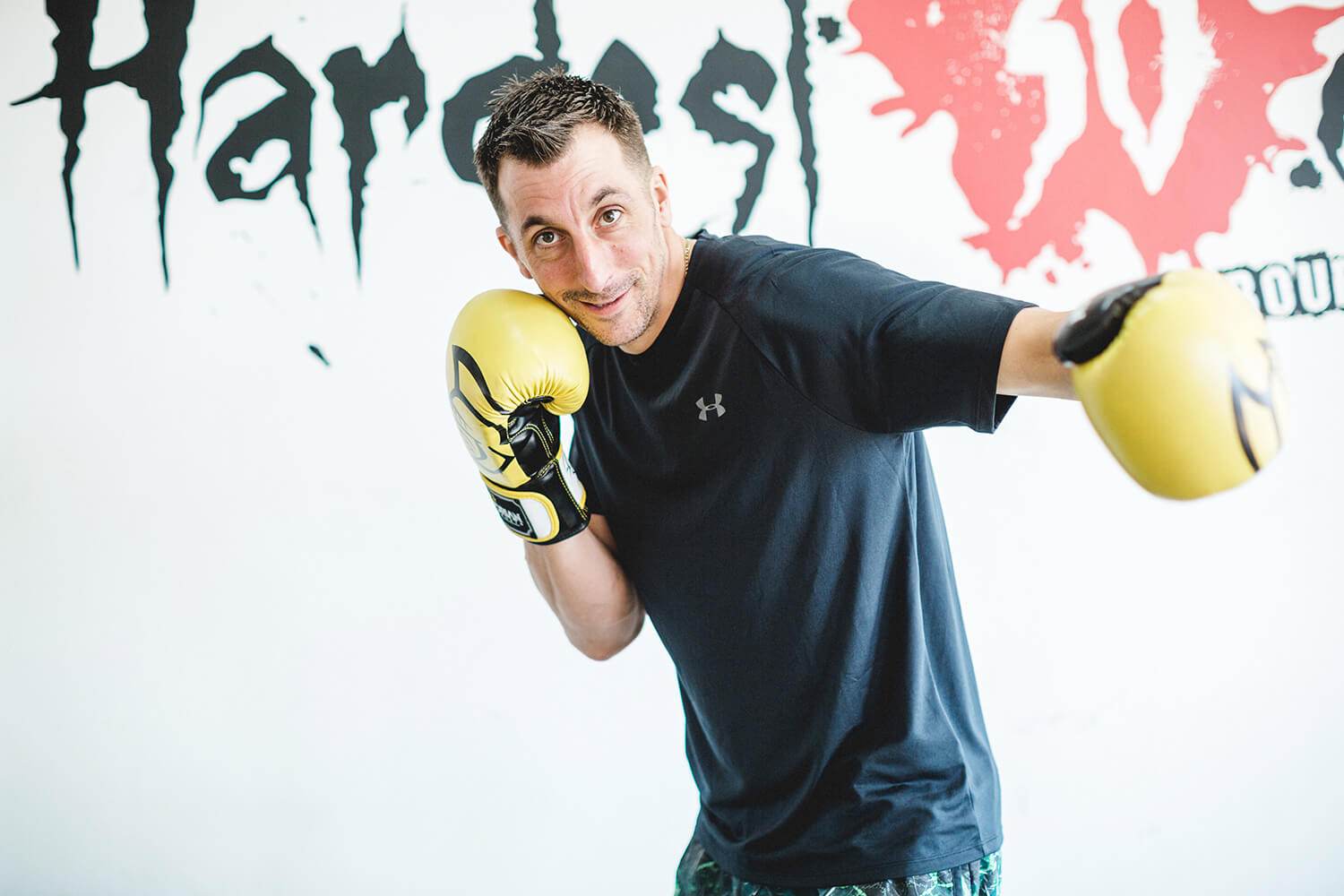 Oli Hardest 30 high intensiv training instructor with boxing cloves