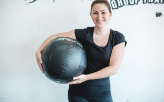 carmen Hardest 30 High intensiv training customer with medicine ball