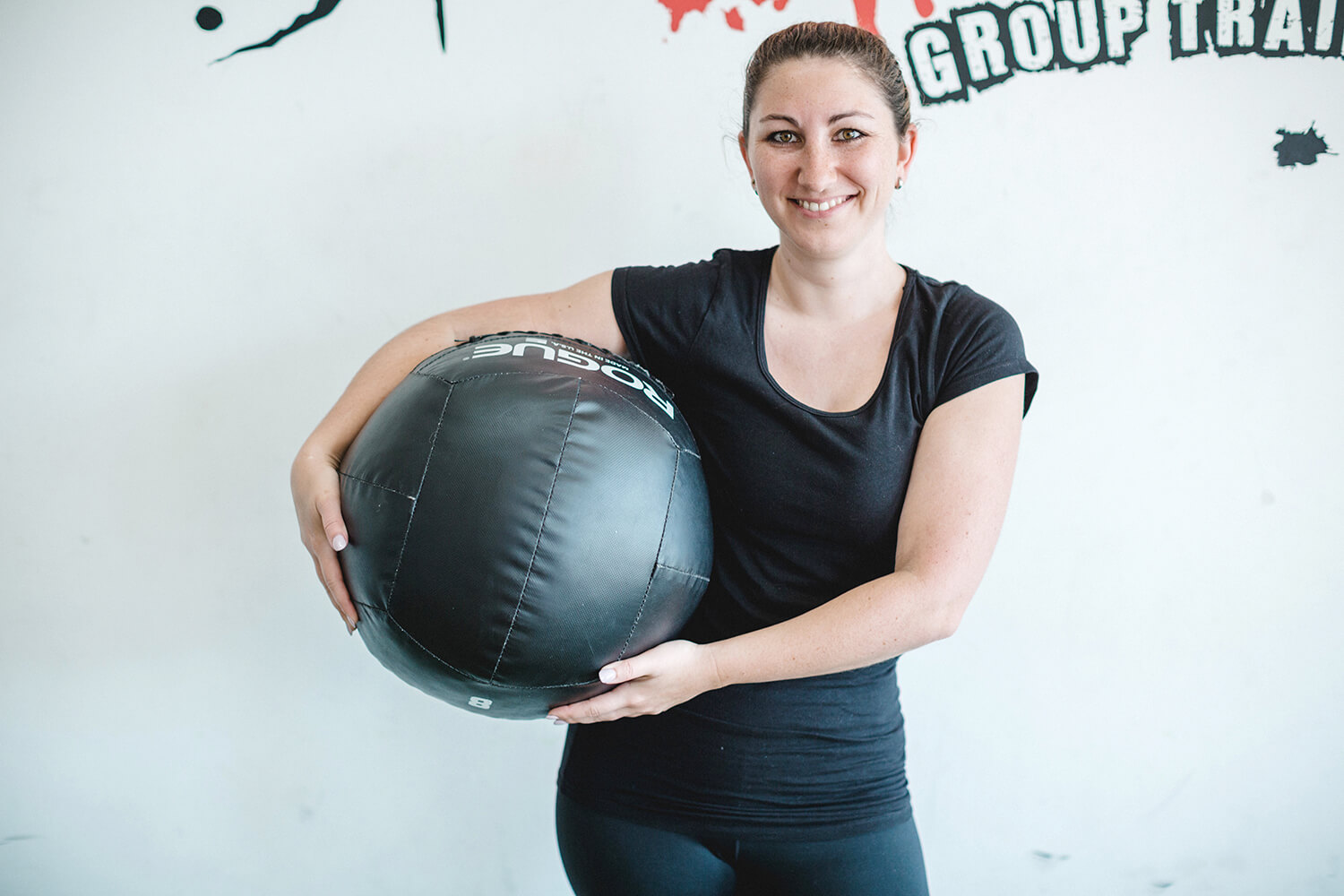 carmen Hardest 30 High intensiv training customer with medicine ball