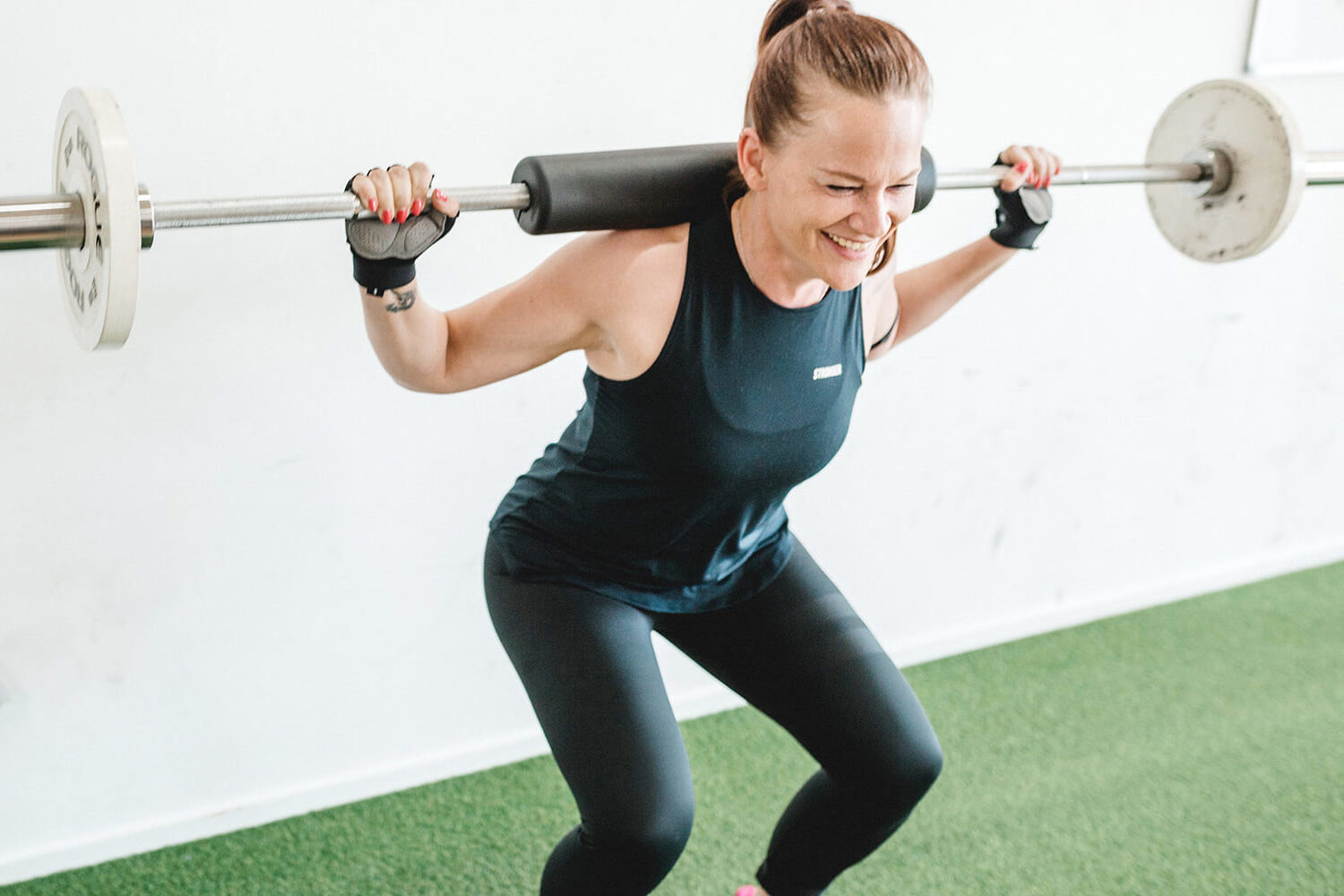 Hardest 30 high intensiv training participant katte with barbells