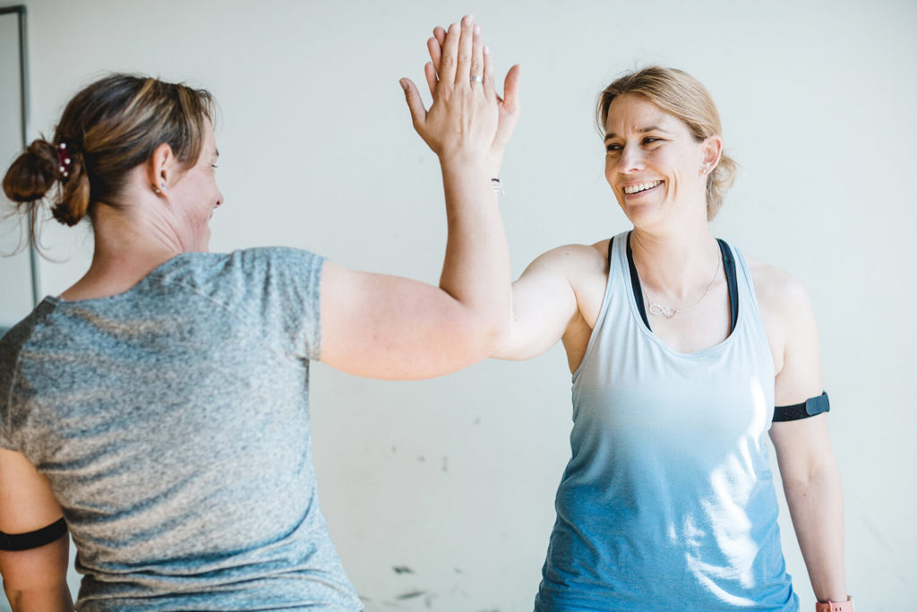 Hardest 30 high intensiv training two participants nicole and tanja clapping hands