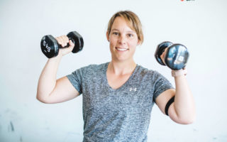 Nicole Hardest 30 high intensiv training customer with dumbbells