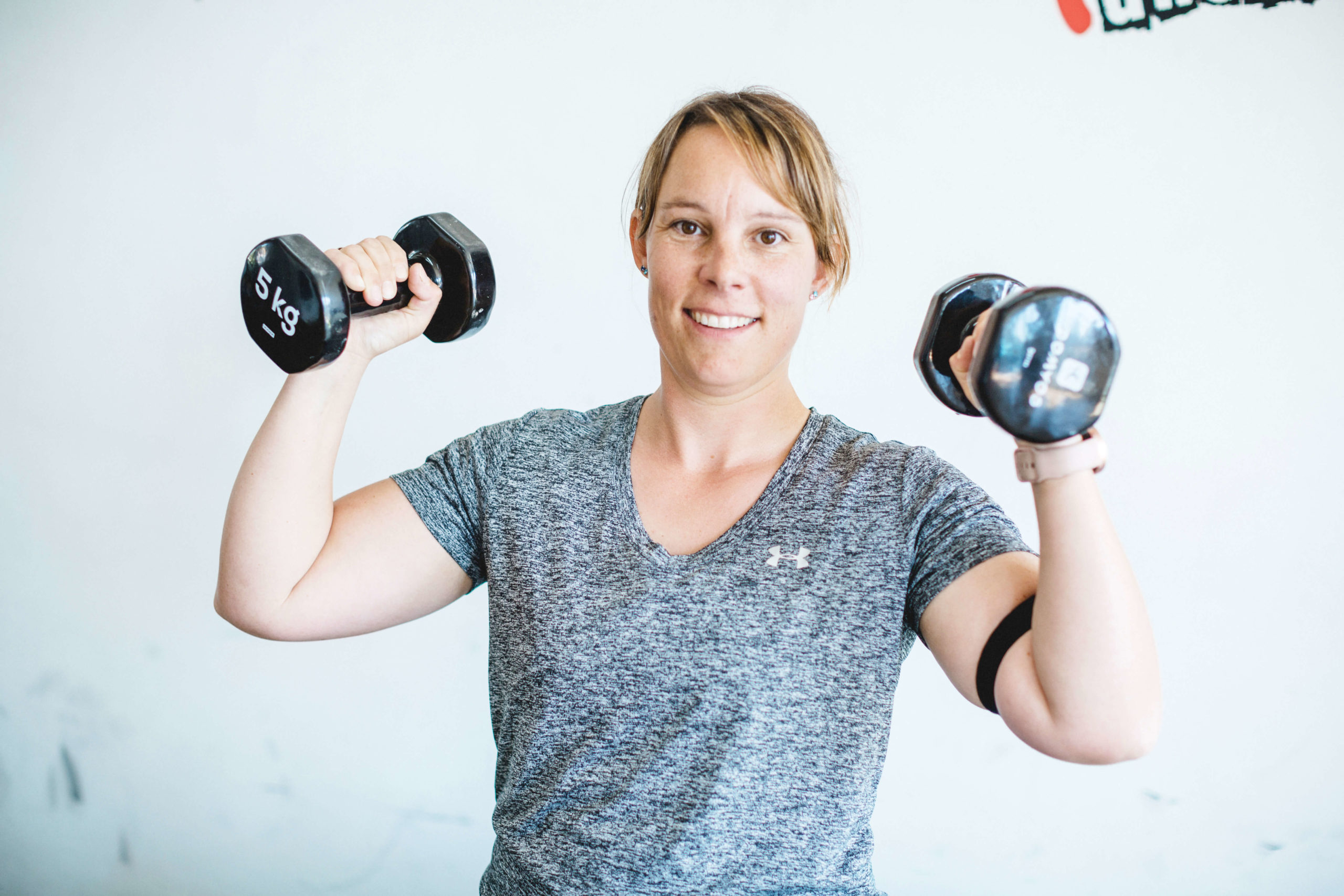 Nicole Hardest 30 high intensiv training customer with dumbbells